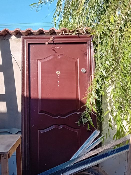 Ușa de întrare second-hand