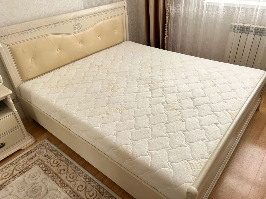 Продам кровать с матрасом