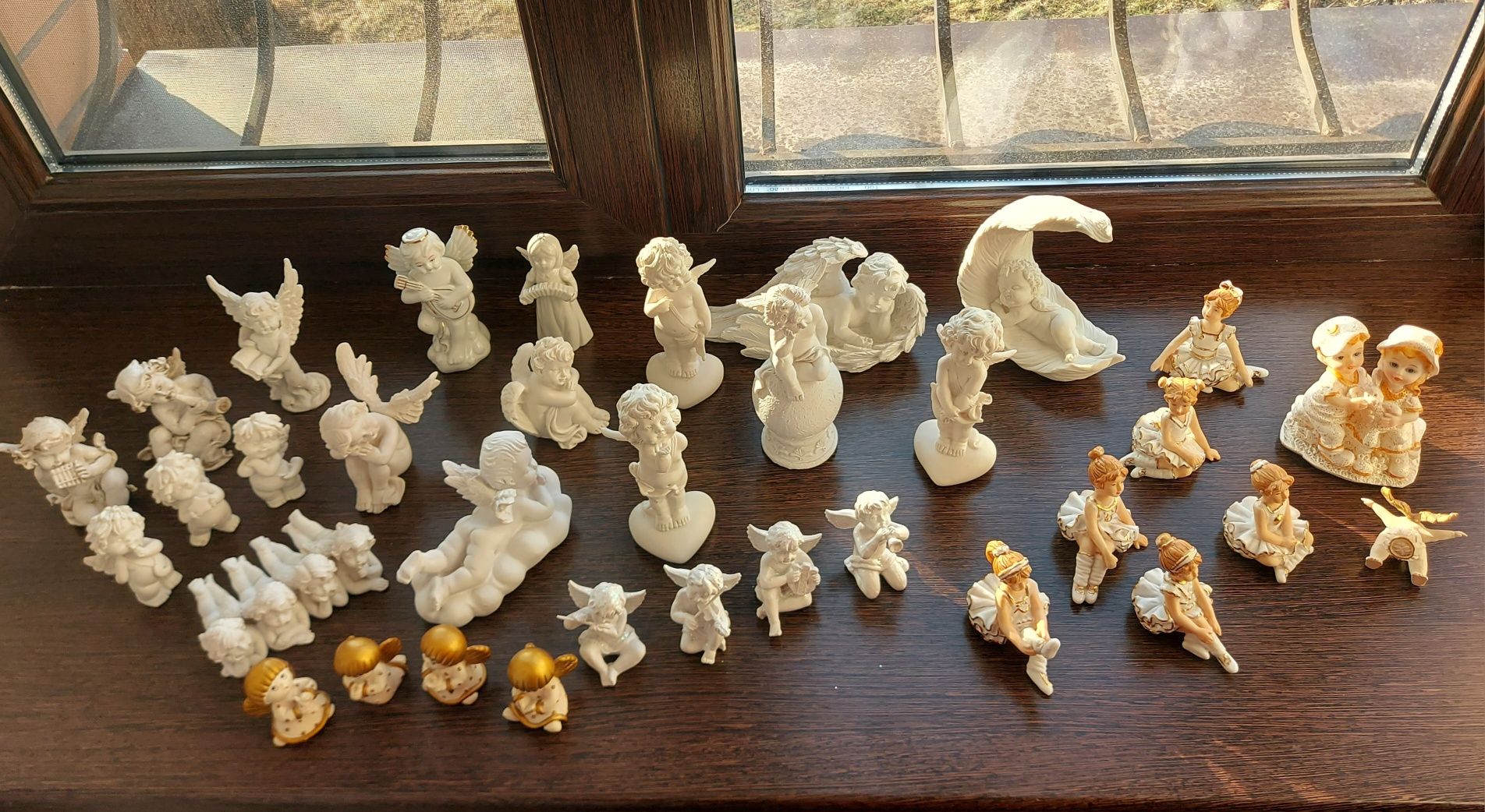 Коллекция из 34 декоративных фигурок