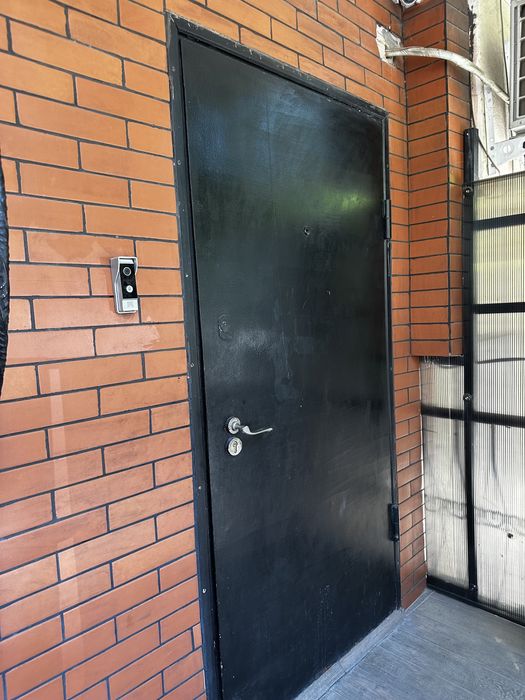 Входная железная дверь