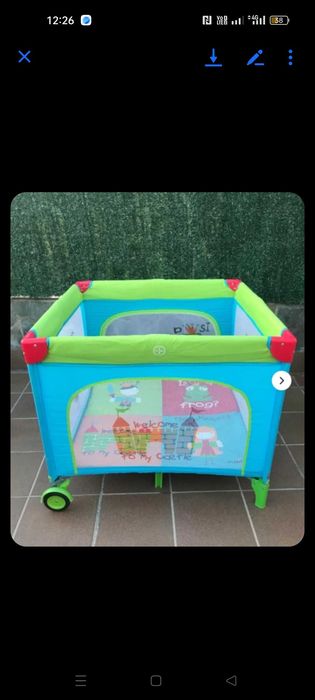 Țarc copii care poate fi mutat cu ușurință.