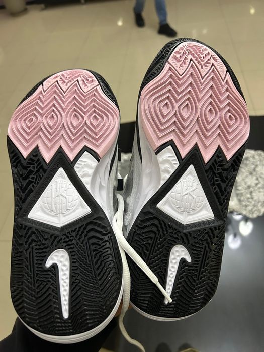 Adidasi Nike Kyrie 8