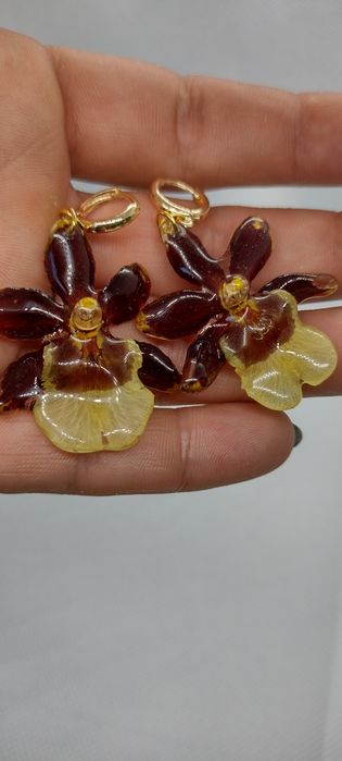 Обеци с естествен цвят на мини орхидея. Цветче с размери 3,5/4 см. 
Вн