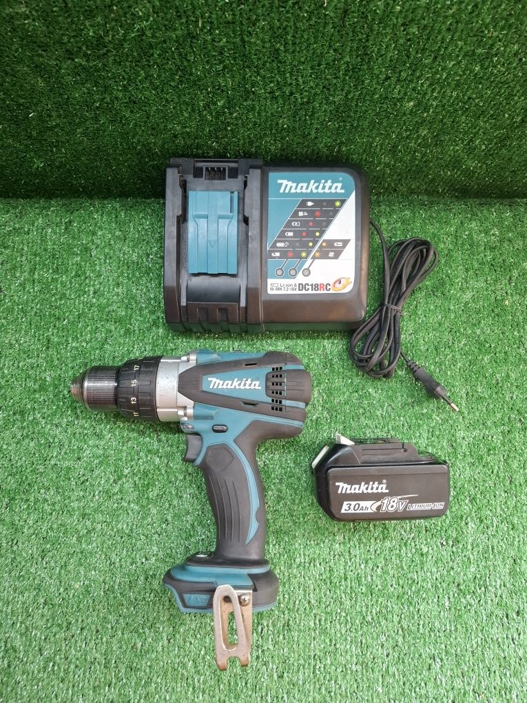 Голям винтоверт на Makita DDF458 с 3 ампера батерия и бързо зарядно.
3