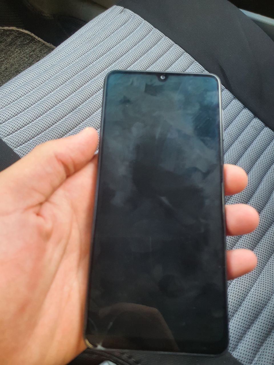 Samsung A22 xolati urta pasida azgina singan joyi bor