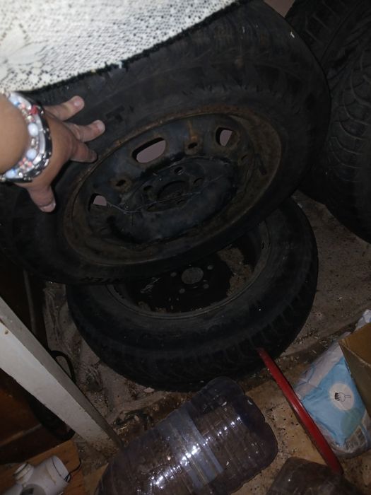 Vand 165/70/14 cu tot cu jante