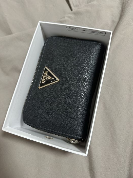 Калъф за телефон и портмоне на Guess