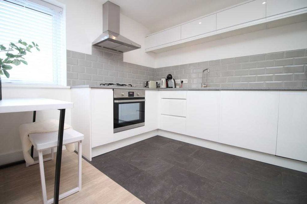 Дава се под наем Двустаен апартамент в София, Център - 64 кв.м за 408 € - Снимка #3