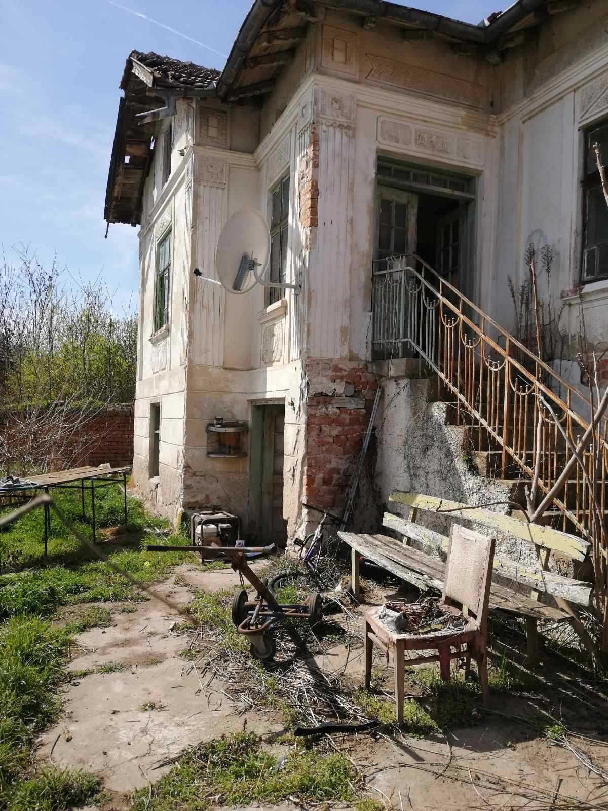 Голям двор с къща за цялостен ремонт, с. Горни Дъбник 139 км от София