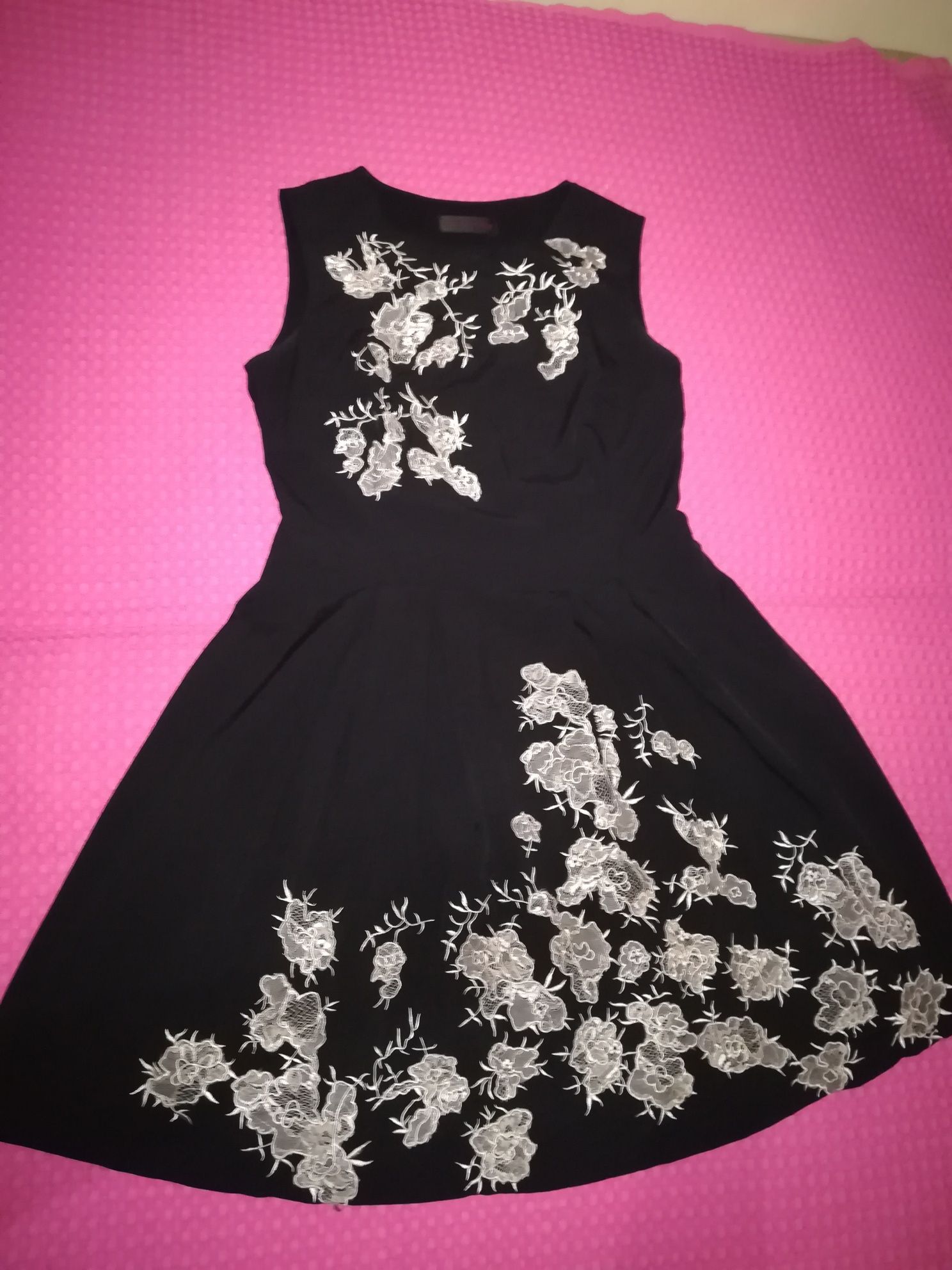 Rochie mărimea 40,de culoare neagra cu flori marca Eleni Viare