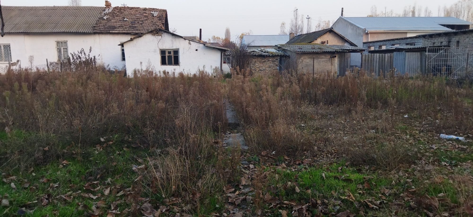 Продаётся участок 11 соток. Имеется 1 дом  из 4-х комнат