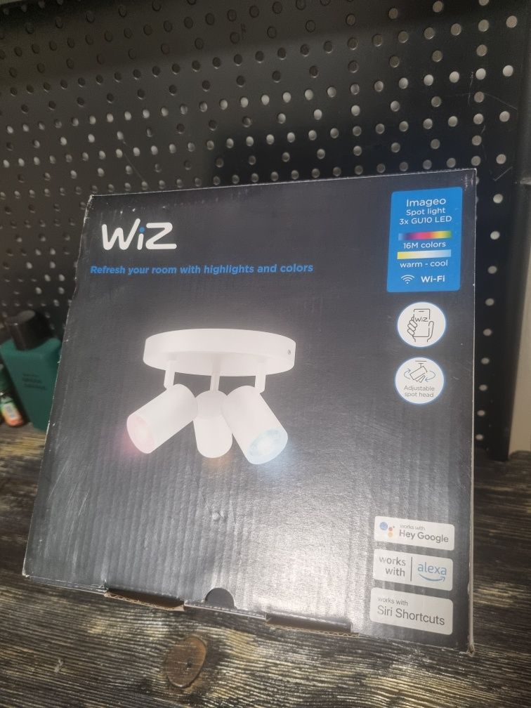 Vind plafoniera cu 3 spoturi smart Wiz sau schimb