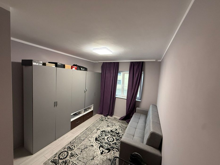 Vând apartament mobilat si utilat.