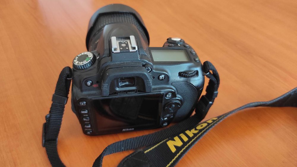 Nikon D90 с обектив Nikon AF-S Nikkor 18-105mm