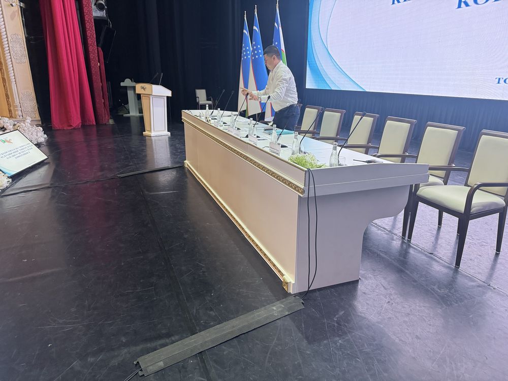 Стол Призумни, Стул кресло, Настолни микрафон Лед екран..