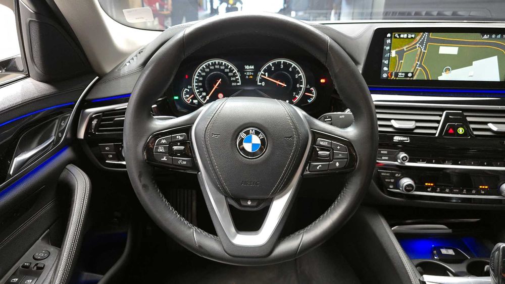 BMW 5-Series 520i Luxury   02