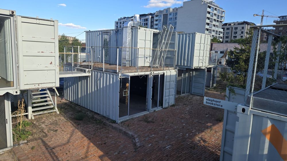 Морски контейнер преустроен в търговски обект