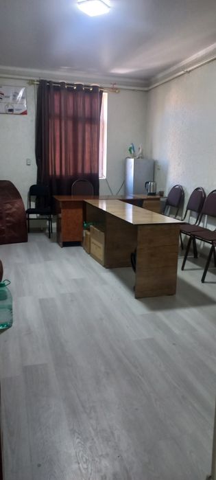 Офис ёки ӯқув маркази учун хона ижарага берилади.