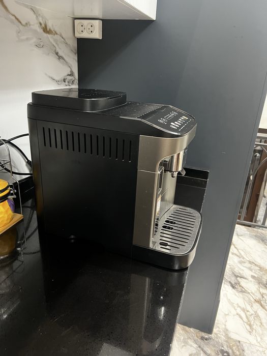 Кофемашина Delonghi magnificia evo