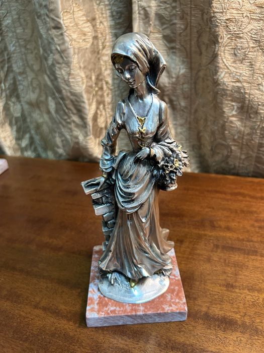 Îndragostiții, personaje realizate cu tabla de argint