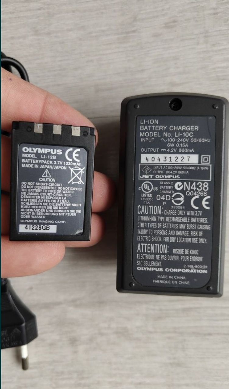 Încărcător camera foto Olympus LI-10C cu acumulator LI-12B