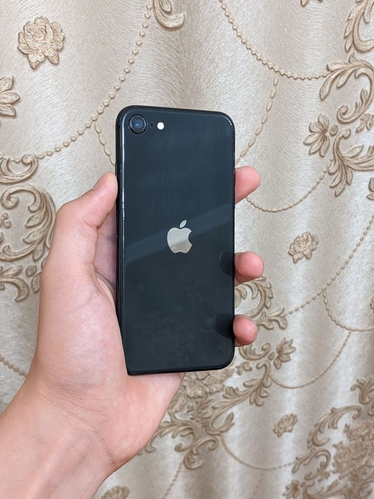 iPhone se 2020        .