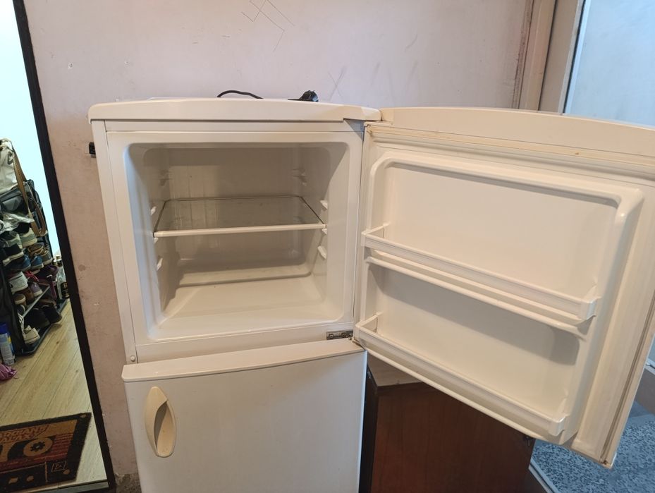 За ремонт/фреон хладилник  CROWN DR 300 A