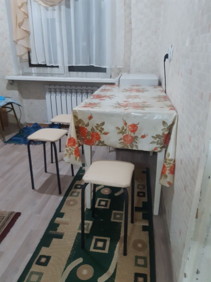 Продаётся:Стол кухонный,табуретками
