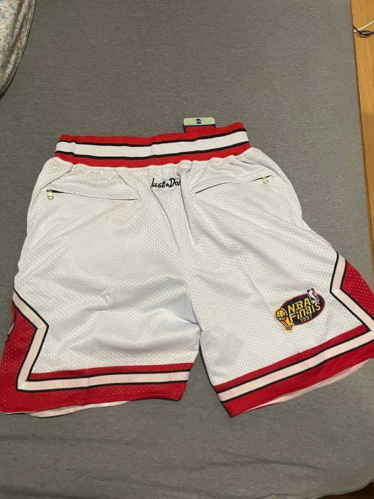 Vand pantaloni scurti NBA alb rosu, marimea M, noi si nepurtati