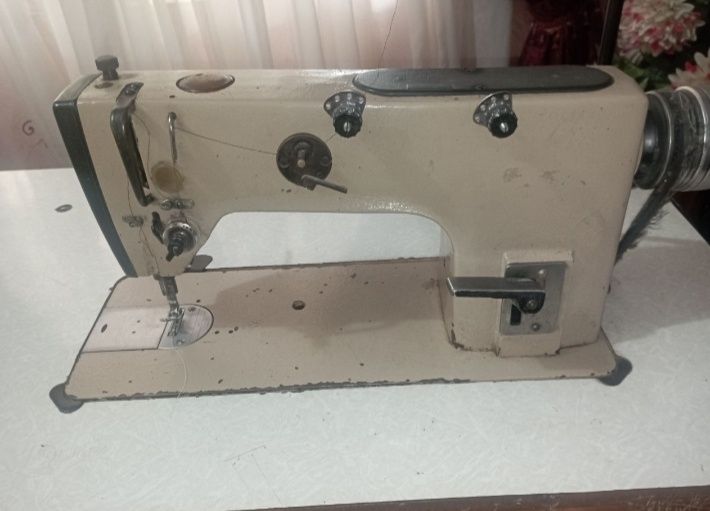 Продается промышленную швейная машинка. 1022М