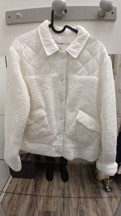 Модерно късо дамско яке от CALVIN KLEIN, с ватиран дизайн