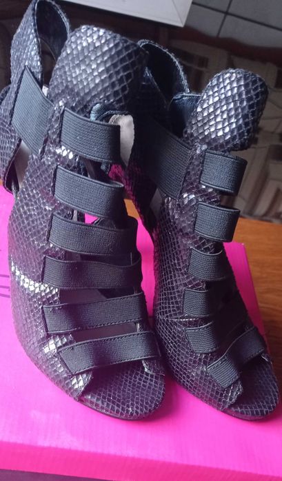 Vand sanda eleganta, Guess