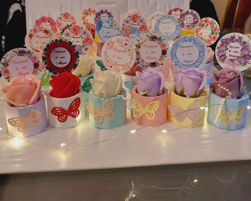 Красиво декорирани кашпи със сапунени рози 4,50лв