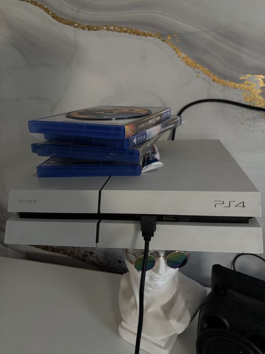 Подам PS4 в хорошем состоянии  с джостиками