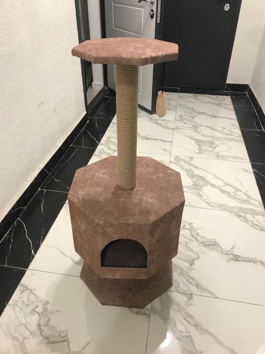 Домик для кошки , почти новый , без запахов. Недорого