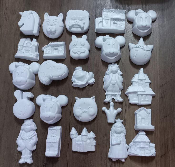 Vând seturi diverse de figurine din ipsos