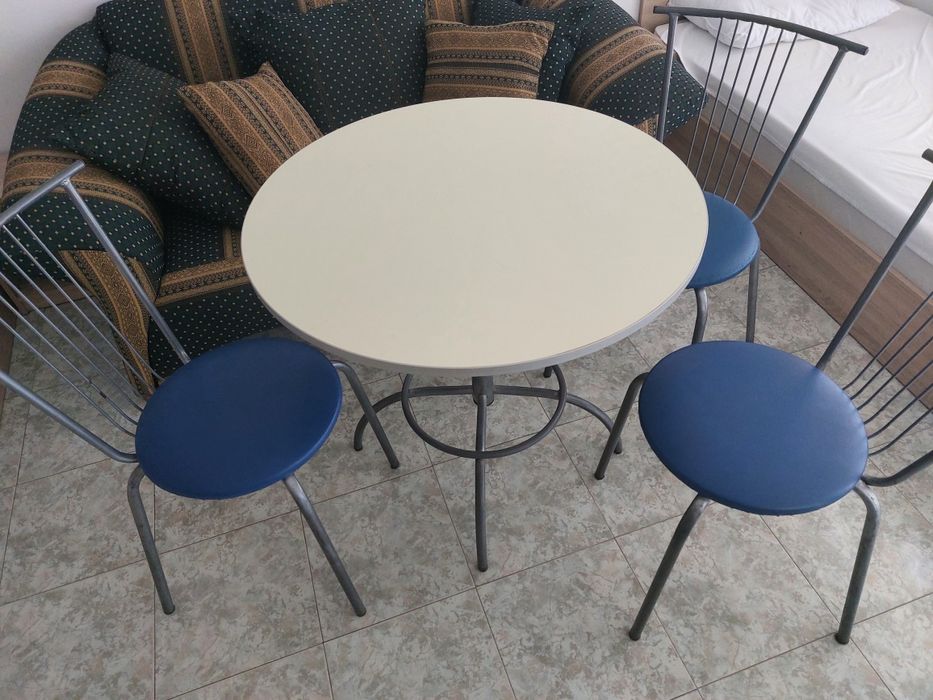 Продавам комплект маса със столове