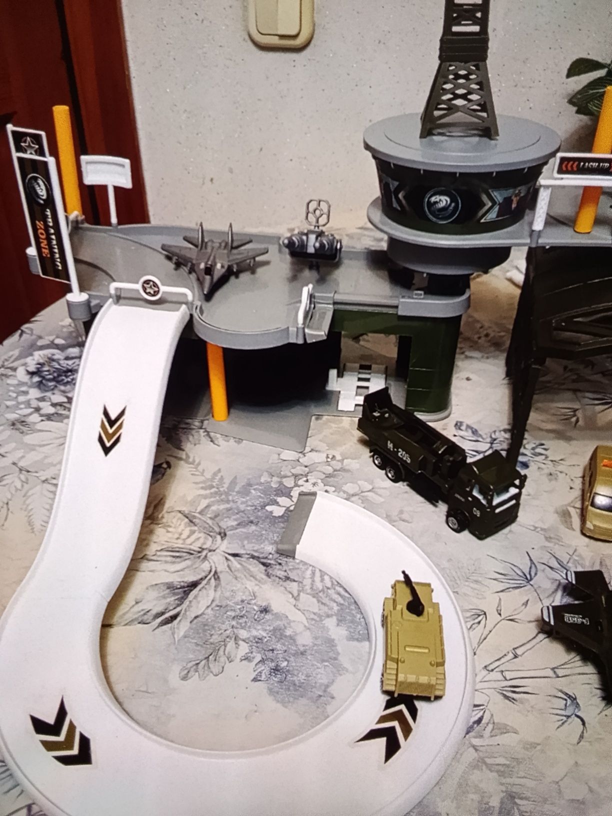 Продам детскую военную базу.