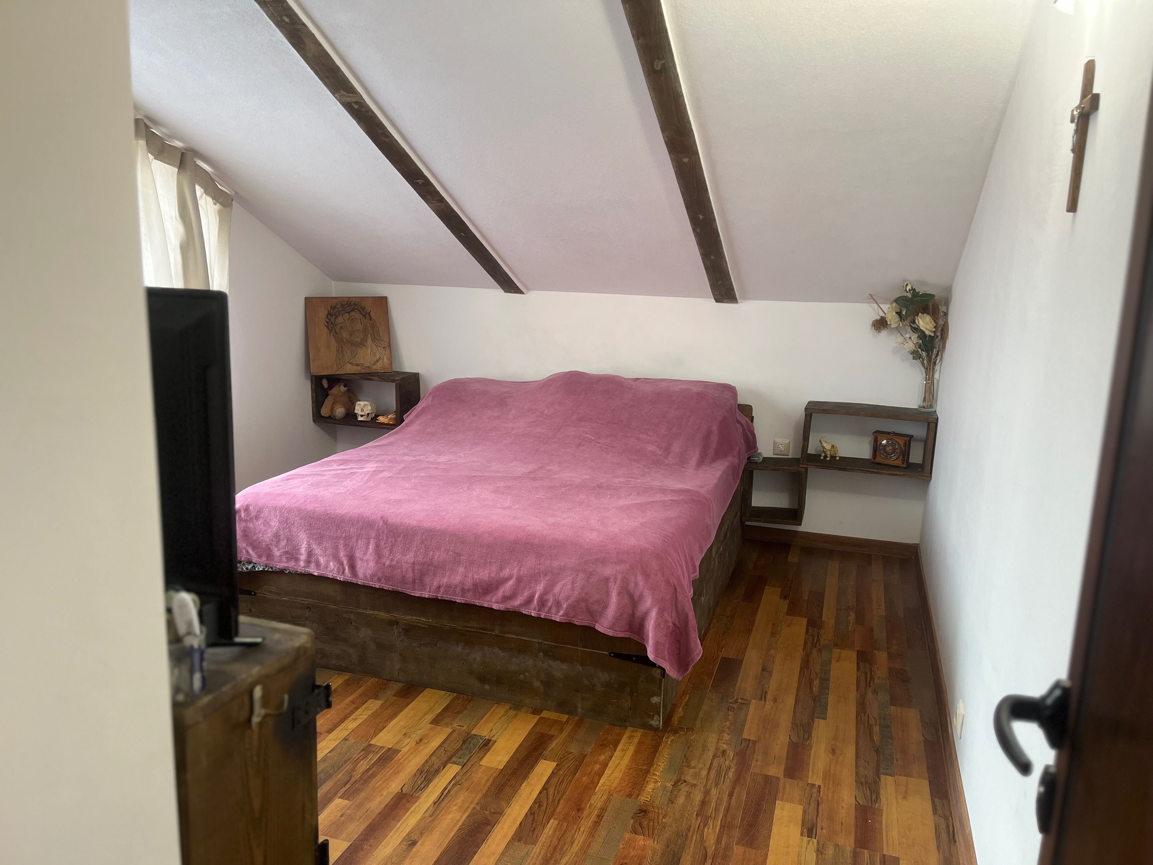 Продавам два етажа(80кв.м.) от три етажна къща с парцел от 226кв.м.