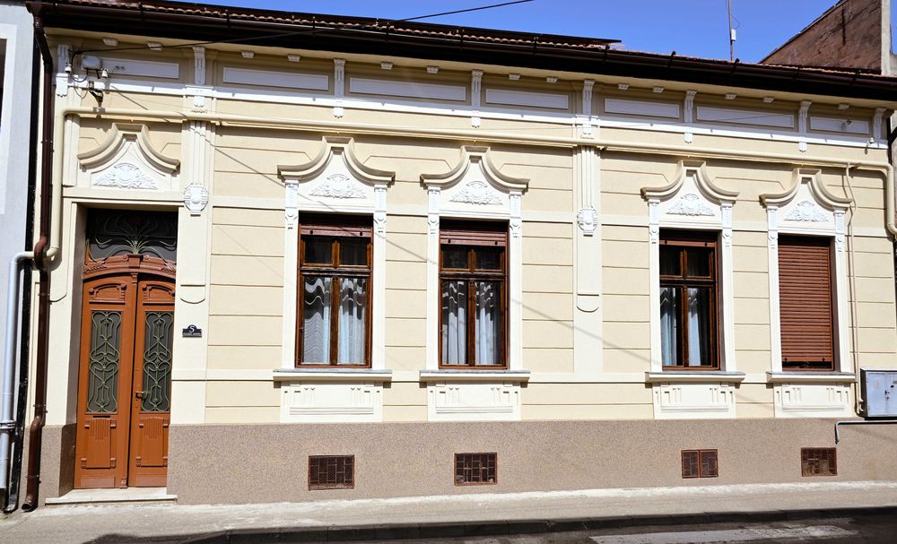 Ofer spre inchiriere casa nou renovata. 160 mp. Central. Lugoj.