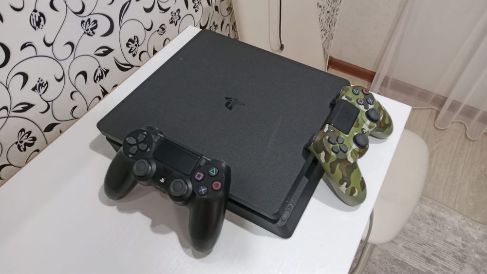 Продам Ps4 в хорошем состоянии