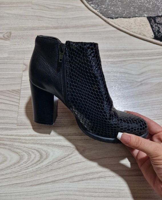 Botine scurte din piele