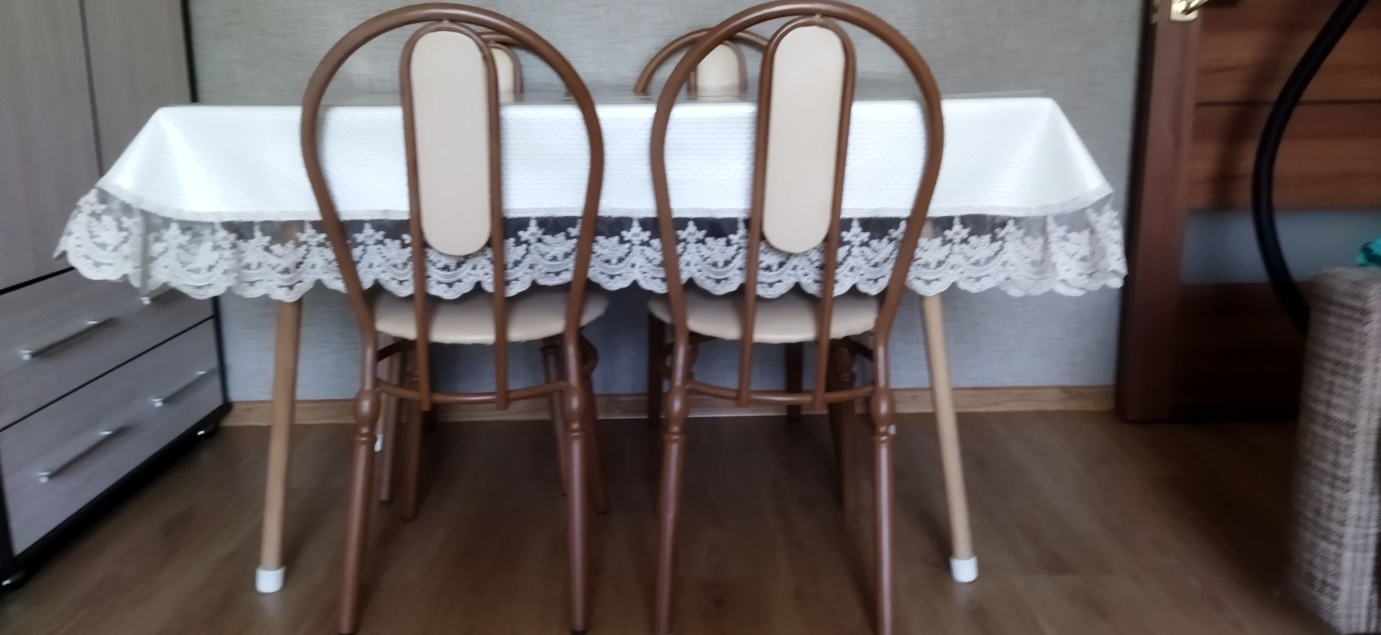 Кухонный стол со стульями