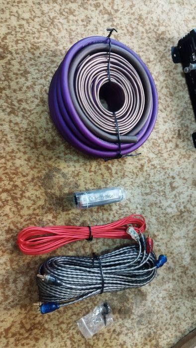 Сабвуфер. Усилитель. Корт для сабвуфера. Провода для сабвуфера.