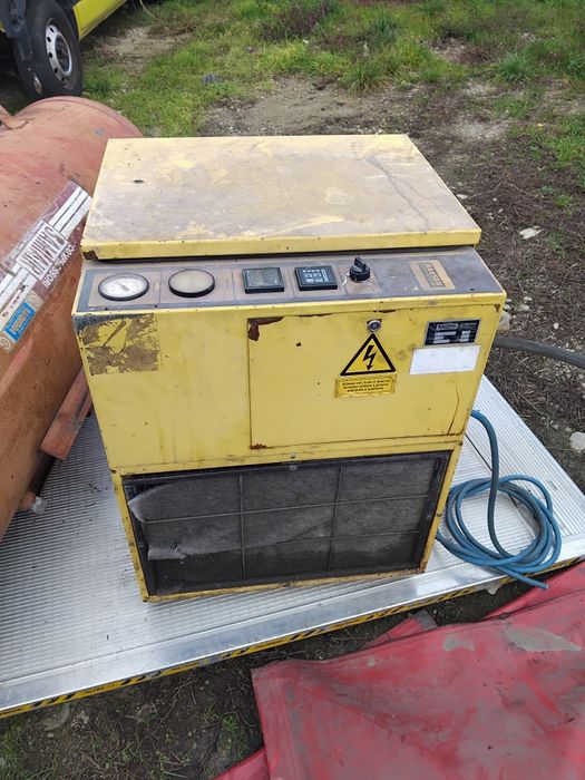 Vând copresor de 1000 l Kaeser