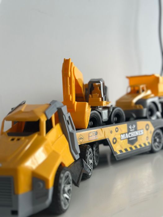 Set transportator cu utilaj de constructii, Maxx Wheels (3 ani +, nou)
