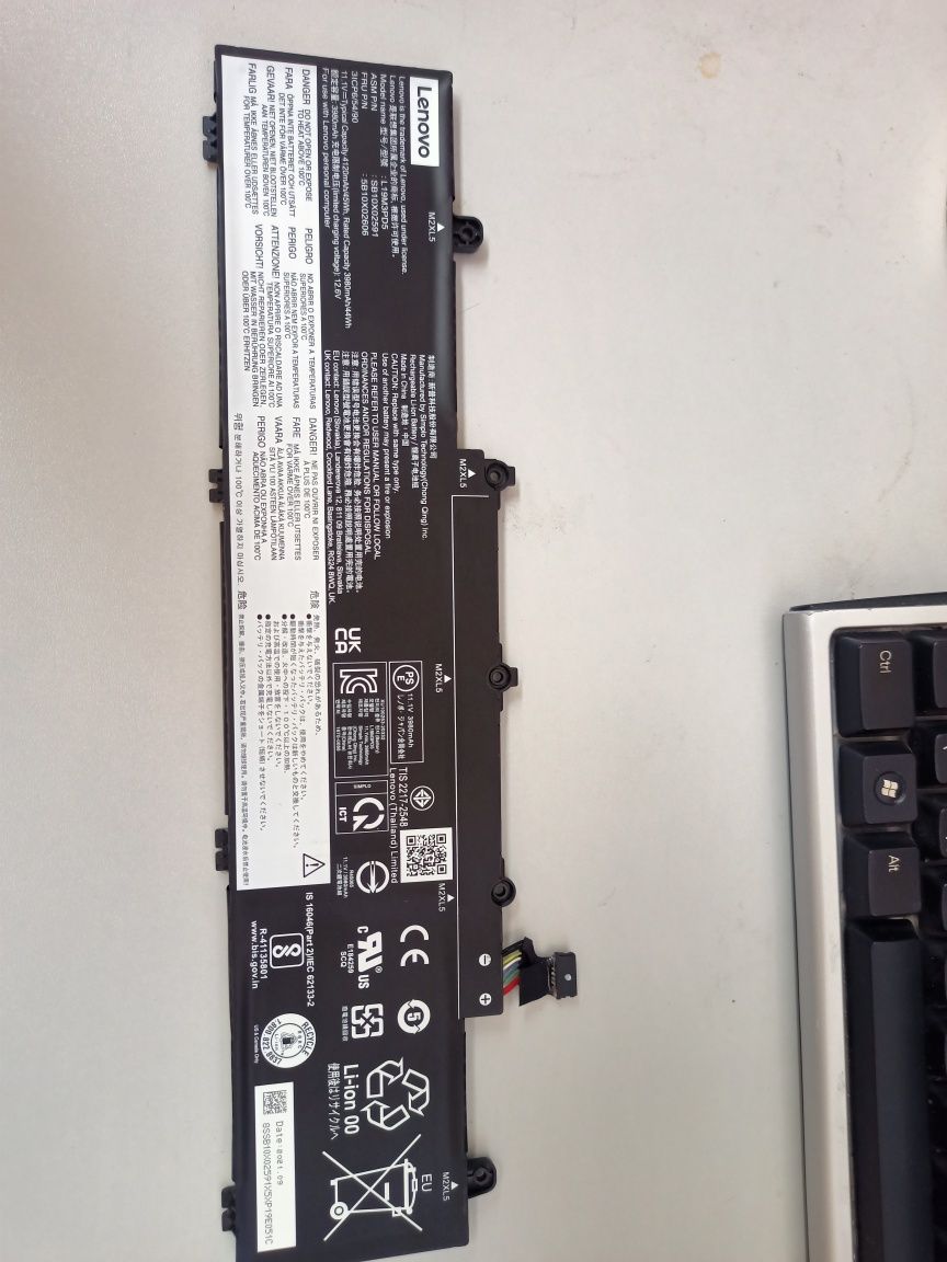 Оригинал батарейка от Lenovo 44Wh снять с нового ноутбука.