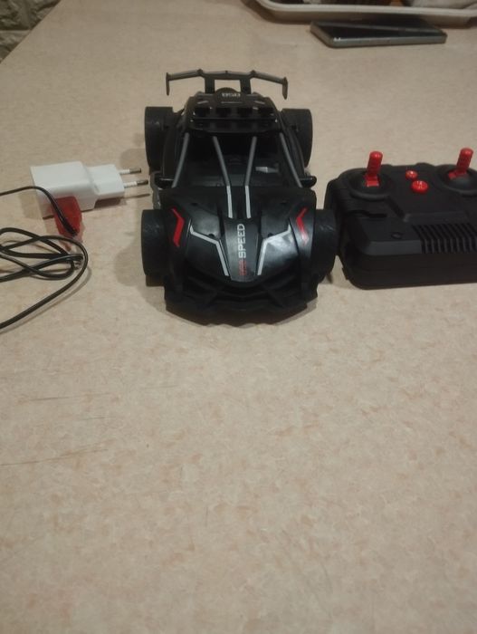 Продаю машину на пульте управления.