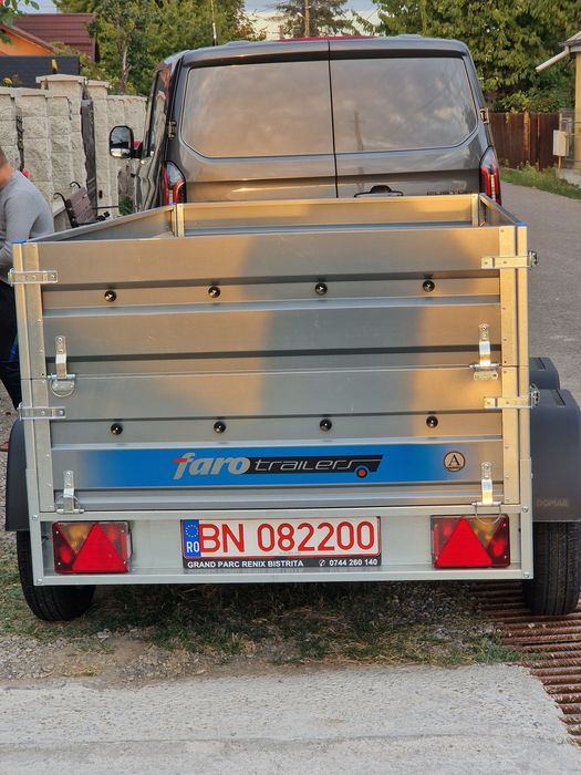 Dubă cu 6 locuri plus remorca de închiriat