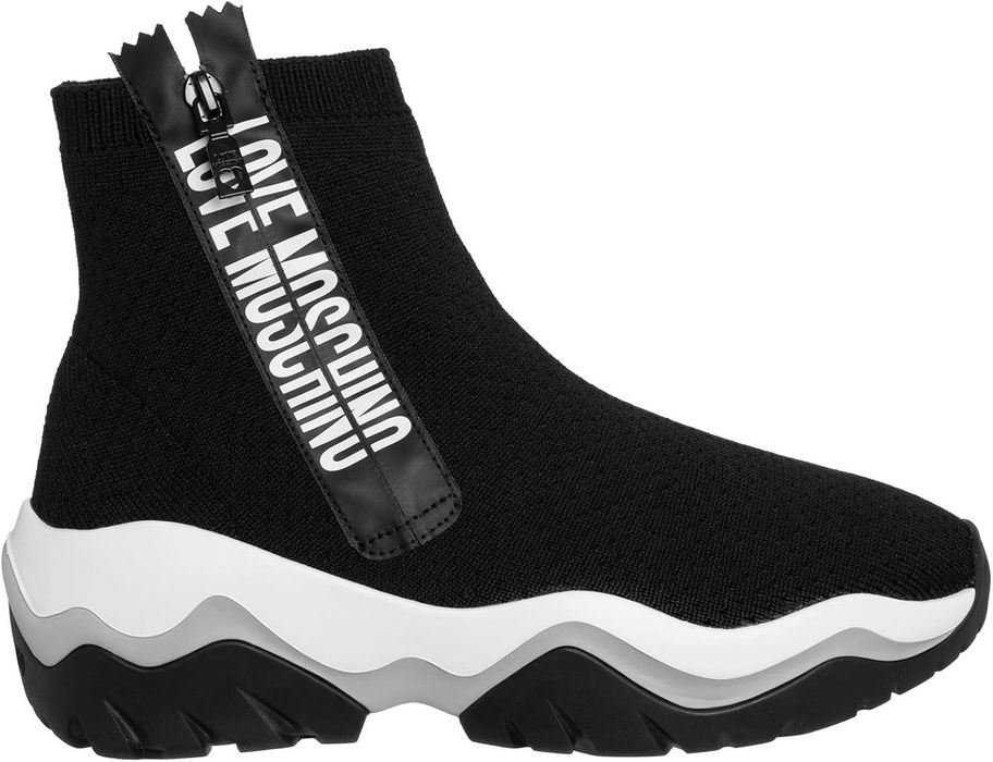 Чисто нови Moschino номер 40